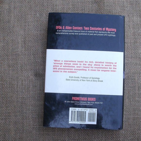 UFOs & Alien Contact: Two Centuries of Mystery book - Picture 2 of 16